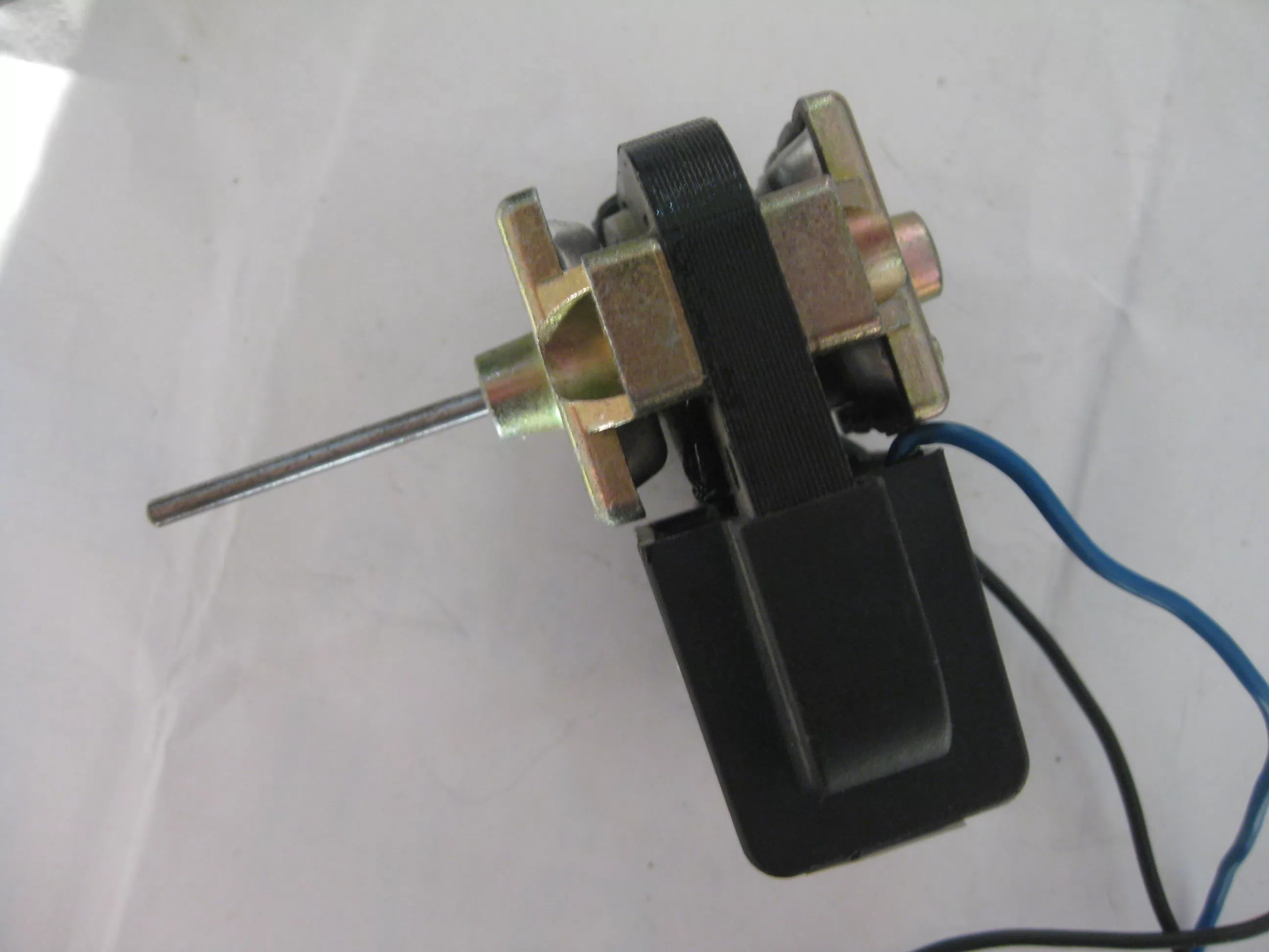 Single phase shaded pole motor
